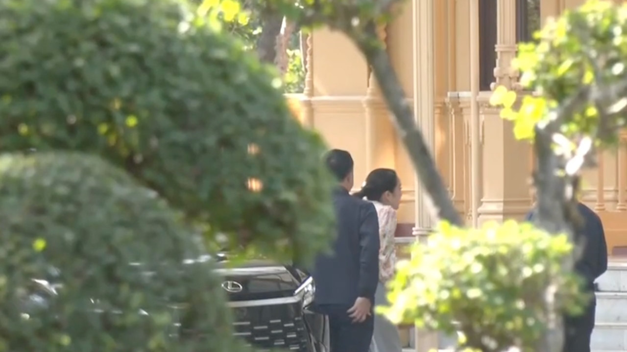 “นายกฯ อิ๊งค์” นั่งหัวโต๊ะถกคณะที่ปรึกษานโยบาย ที่บ้านพิษณุโลก ก่อนไปหนองคาย