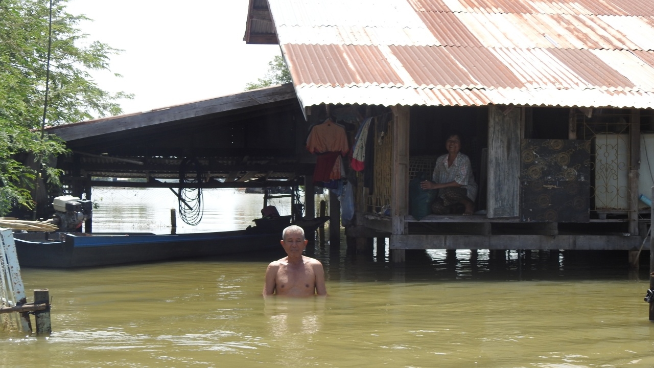 28 ครอบครัวบ้านหนองโนน ยังติดเกาะน้ำท่วมถึงปีใหม่