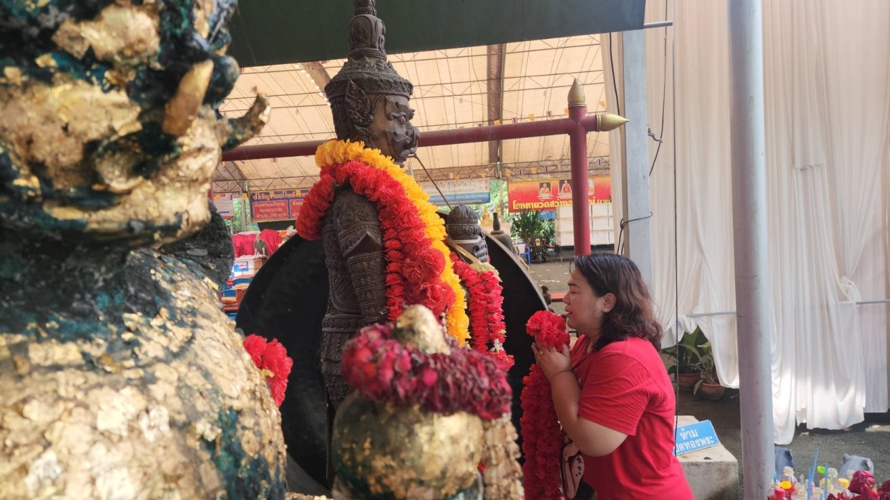 สาวสุดเฮง มาแก้บน "ท้าวเวสสุวรรณ" หลังได้โชค 9 งวดติด ไม่ลืมขอเลขเด็ดลุ้นอีก