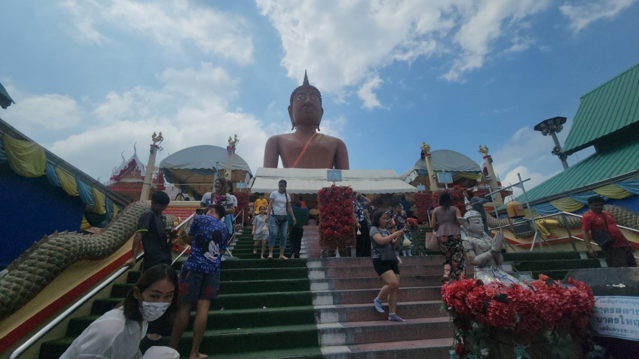 สาวศรัทธา "หลวงพ่อสมหวัง" มาขอพรโชคลาภ เขย่าเซียมซีเลขเด็ด 16/10/67 ลุ้นรวย