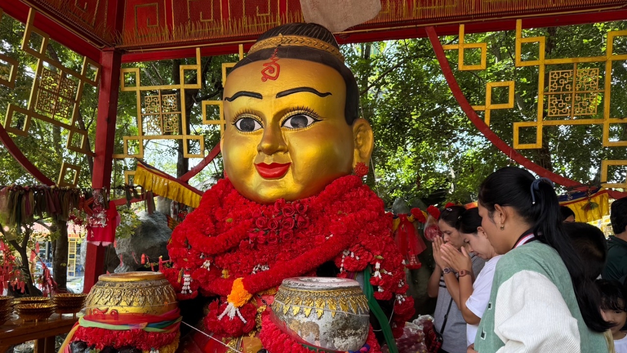 สาวจุดประทัด ถวาย "กุมารเจ้าสัวเฮง" หลังได้โชคต่อเนื่อง แย้มเลขเด็ดงวดนี้