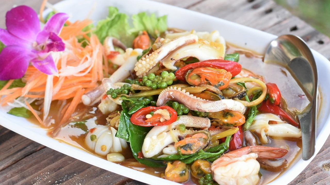 ร้านลับหาดพยูนใหม่ "มุมอร่อยริมเลบ้านฉาง"