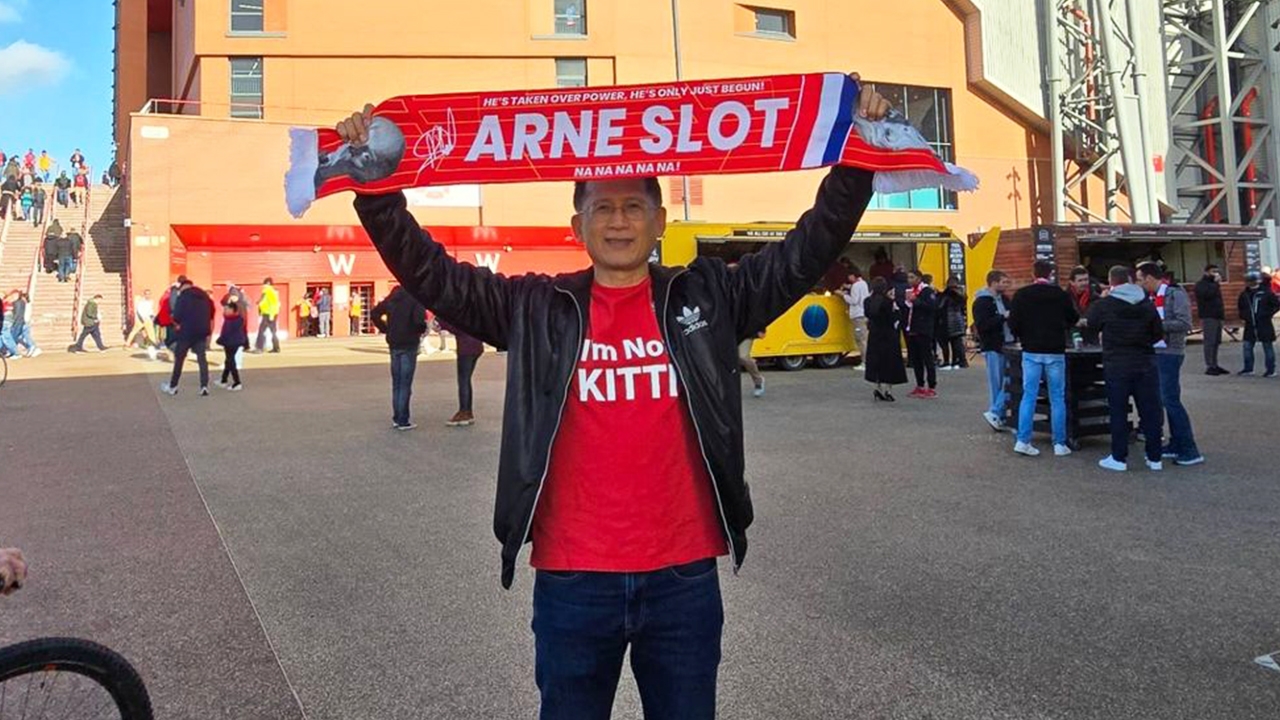 "คุณกิตติ" ใส่เสื้อ "ผมไม่ใช่กิตติ" ล้างอาถรรพ์เชียร์ติดขอบสนาม “ลิเวอร์พูล” ไม่เคยชนะ (คลิป)
