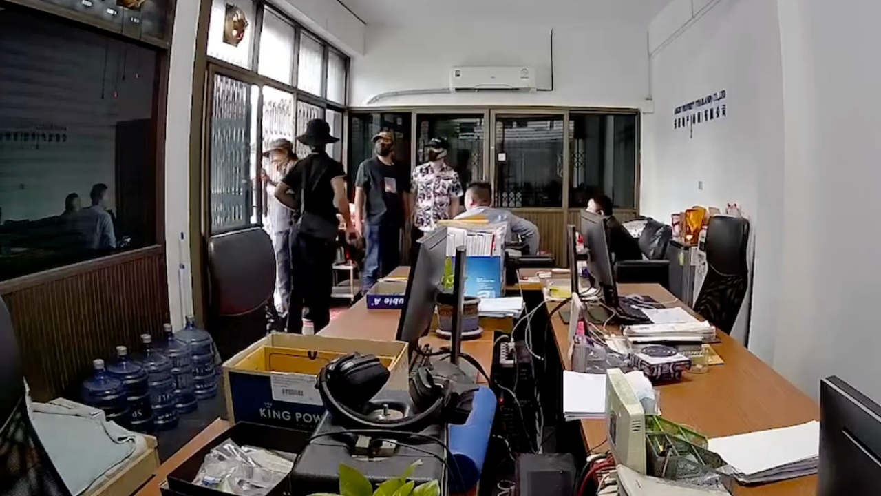 Chinese gang storms city office, kidnaps compatriot for 4M baht