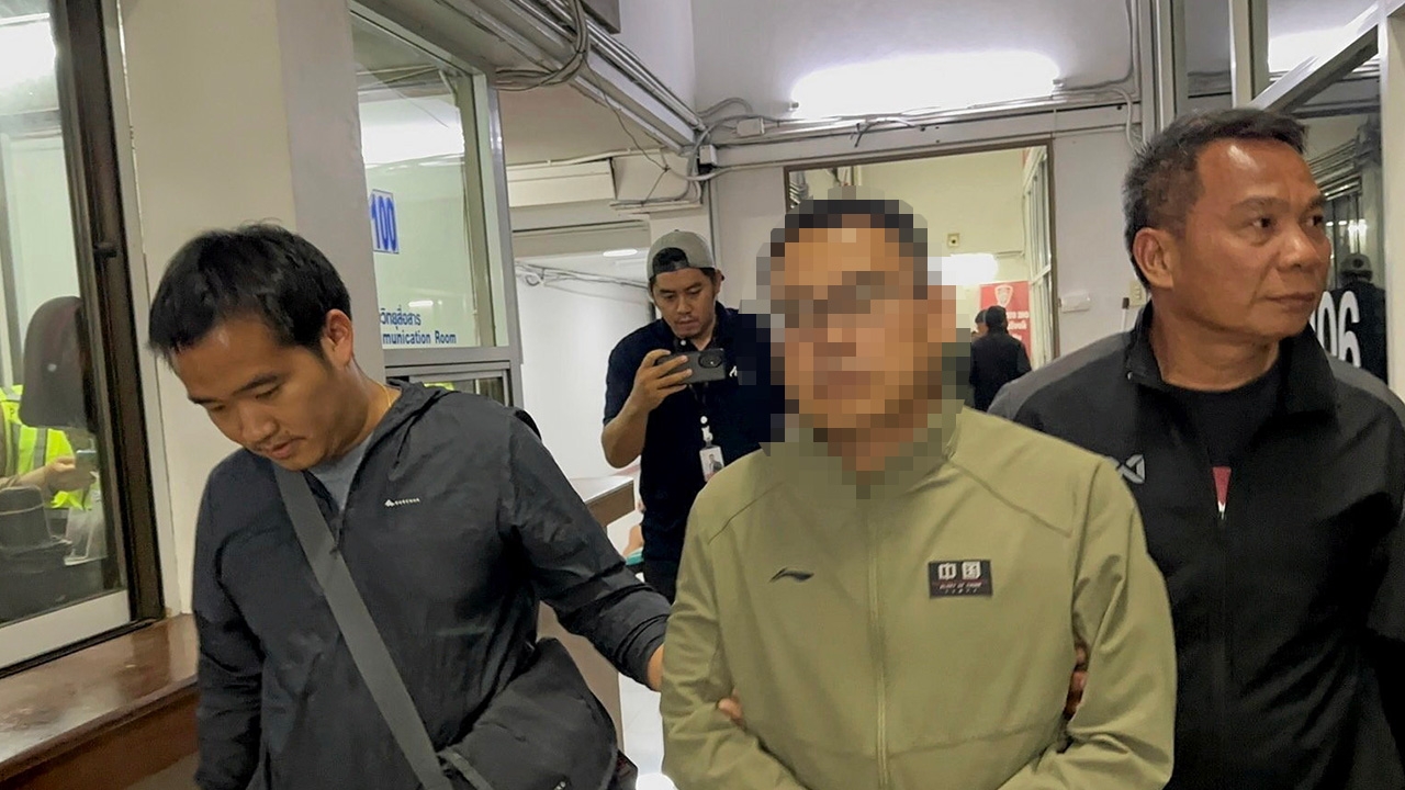 Chinese gang leader arrested with ex-wife for extortion at airport