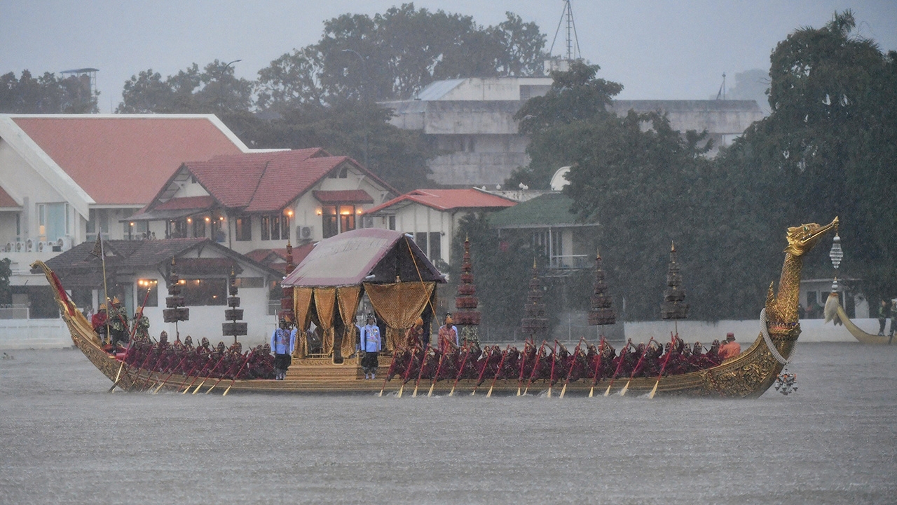 แห่ชมซ้อมใหญ่ พระราชพิธีเห่เรือ ขบวนพยุหยาตราทางชลมารค เสด็จฯ ถวายผ้าพระกฐิน 27 ต.ค.