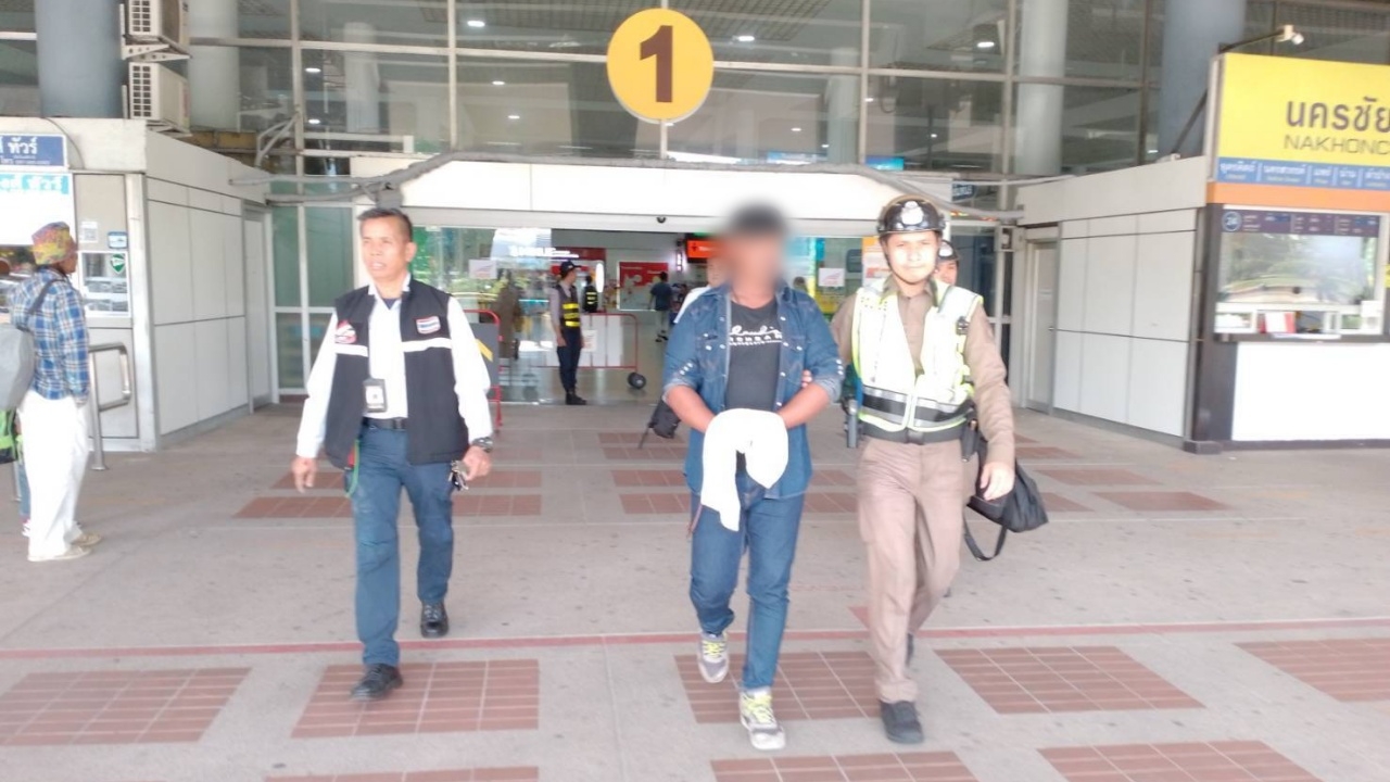 Man arrested at Mo Chit bus station with illegal shotgun