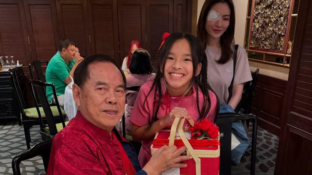 สุดอบอุ่น แม่แอฟ-น้องปีใหม่ ฉลองตรุษจีนกับคุณปู่ไพรวงษ์และคุณย่า รับอั่งเปาจุกๆ