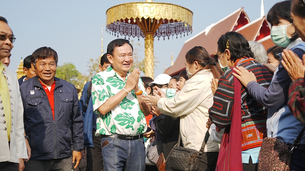 “ทักษิณ” ไหว้พระธาตุหริภุญชัย ผุดลำพูนเมืองแฝดเชียงใหม่ ลั่น พท. กลับมาที่หนึ่ง