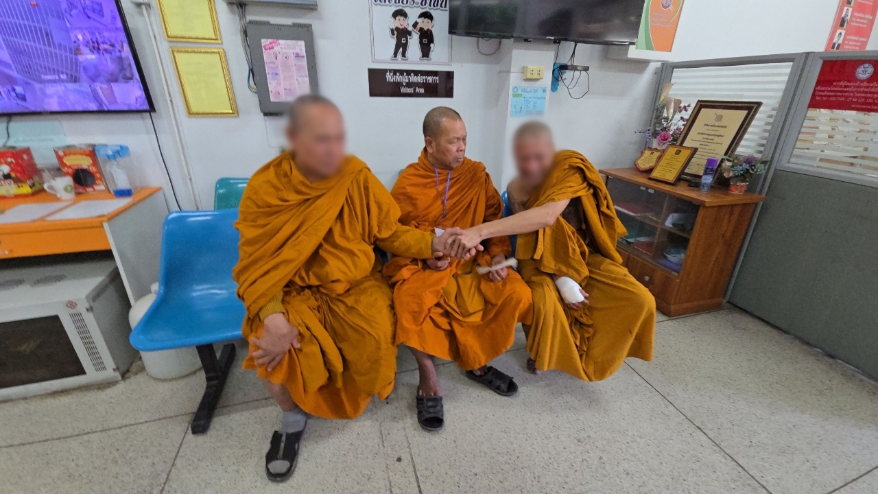 2 พระนักสู้ วิวาทเดือด ต่างอ้างอีกฝ่ายยุ่งชี-ยุ่งเหล้า คว้ามีดฟันมือเจ็บ เย็บ 6 เข็ม