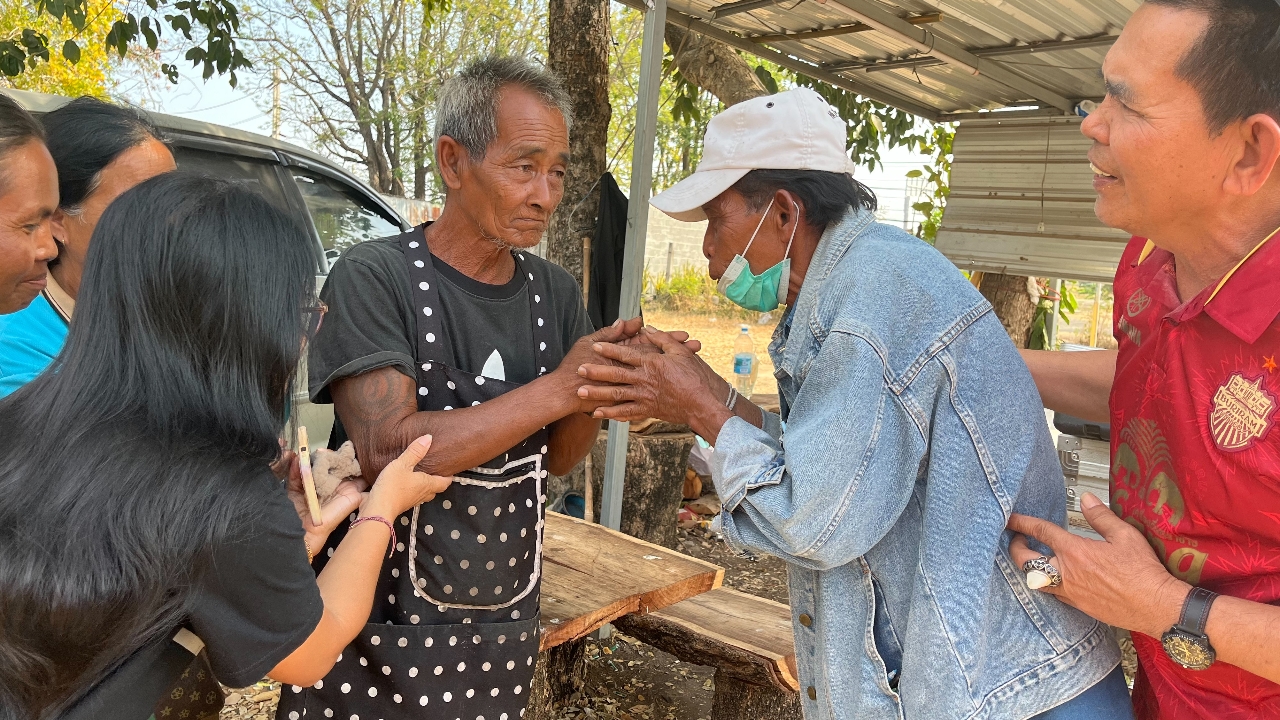 ลุงนอนไม่หลับ ทำเงินหายเกือบ 2 แสน โชคดีพ่อค้าขนมถังแตกเก็บได้ประกาศหา