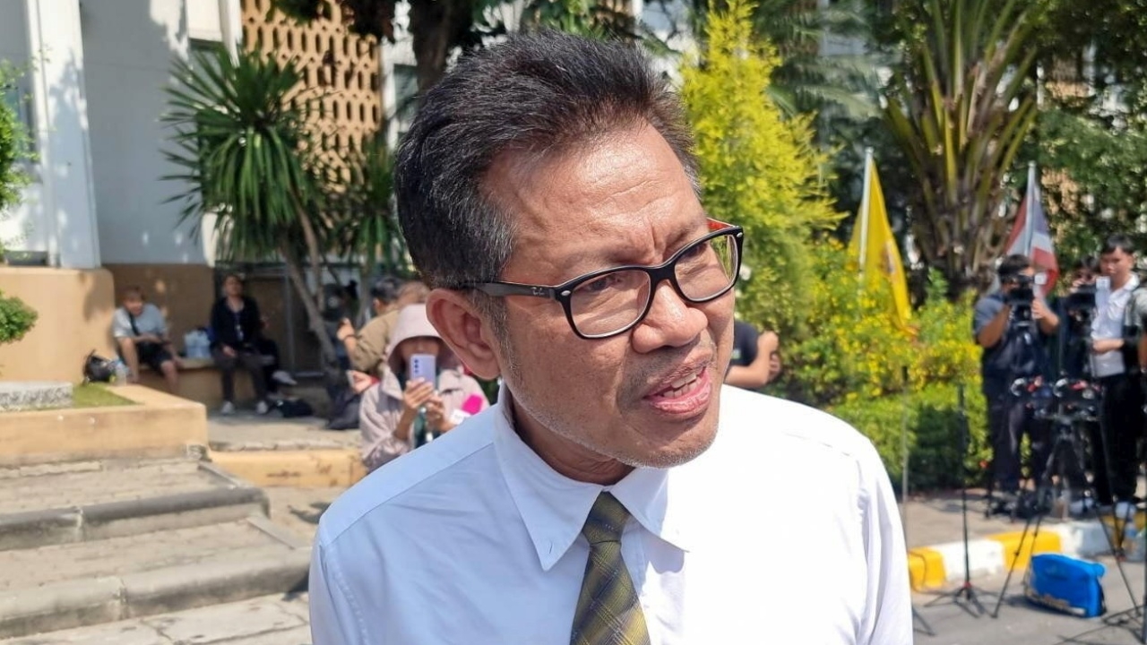 "ทนายเดชา" กอดให้กำลังใจ "ทนายตั้ม" เผยสภาพหลังเจอที่ศาล