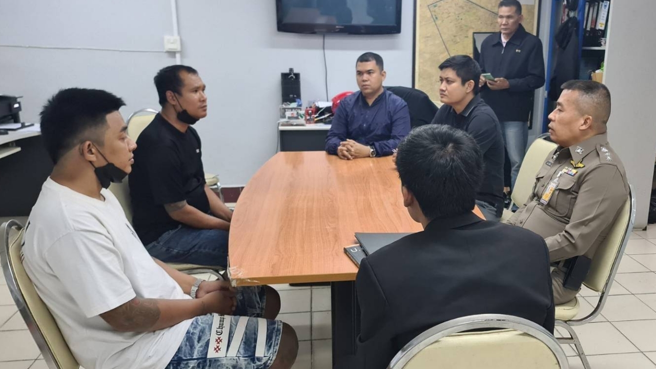 2 หนุ่มมอบตัว รุมทำร้าย “หมอกล้า” อ้างแค้นถูกพนักงานในคลินิกด่า ตร.ให้ประกัน 8 หมื่น