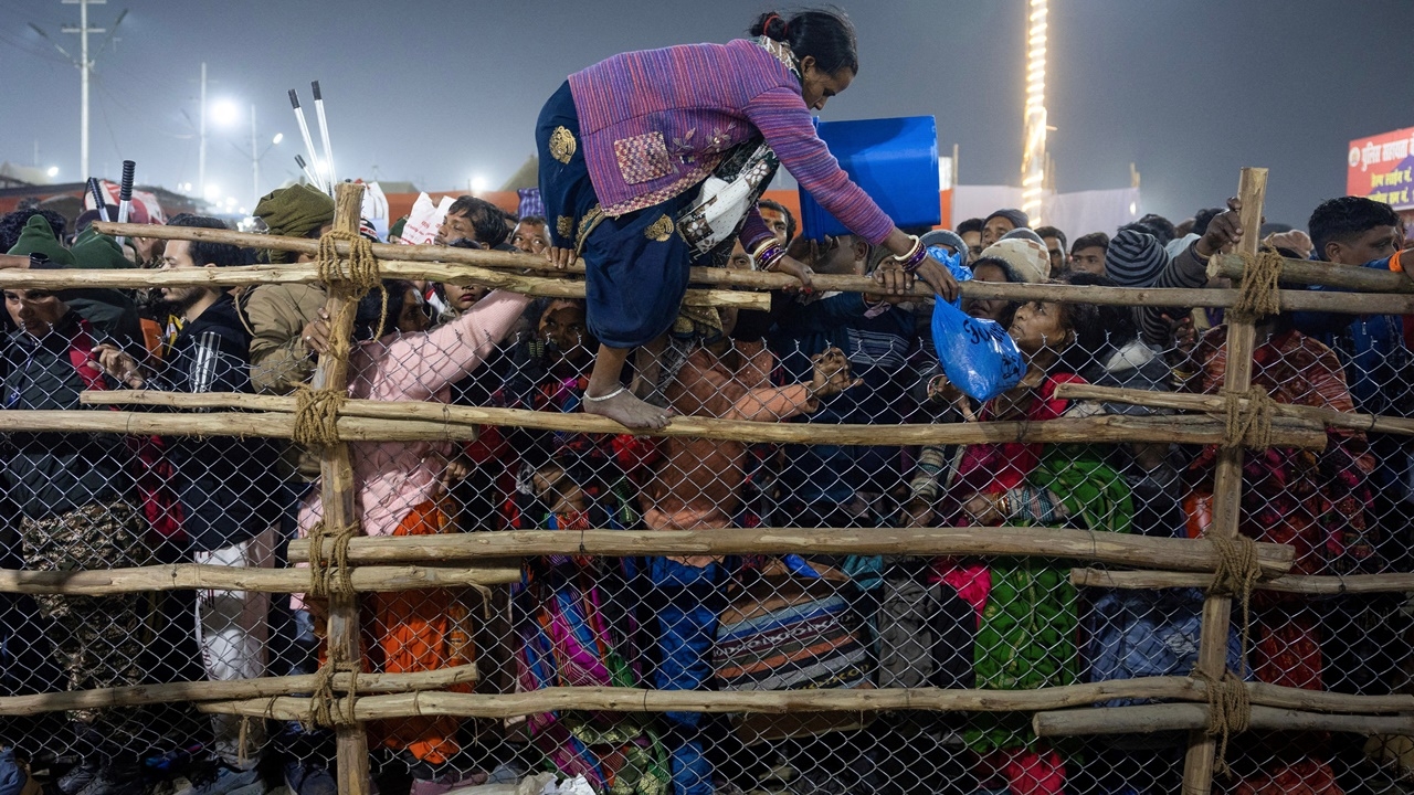 เหตุเหยียบกันในเทศกาลกุมภเมลาอินเดีย ตายพุ่ง 30 ศพ เจ็บอีกอื้อ