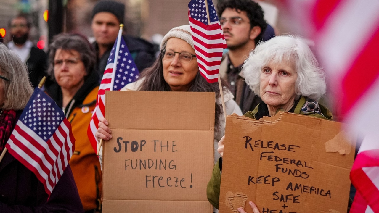 ทำเนียบขาวสหรัฐฯ ถอนบันทึกคำสั่งแช่แข็งเงินช่วยเหลือของรัฐบาลกลาง