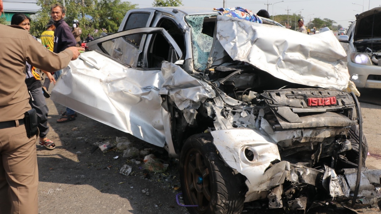 อุบัติเหตุสลด รถกระบะเสียหลักข้ามเลน ชนประสานงาที่ จ.อ่างทอง ดับ 7 สาหัส 1