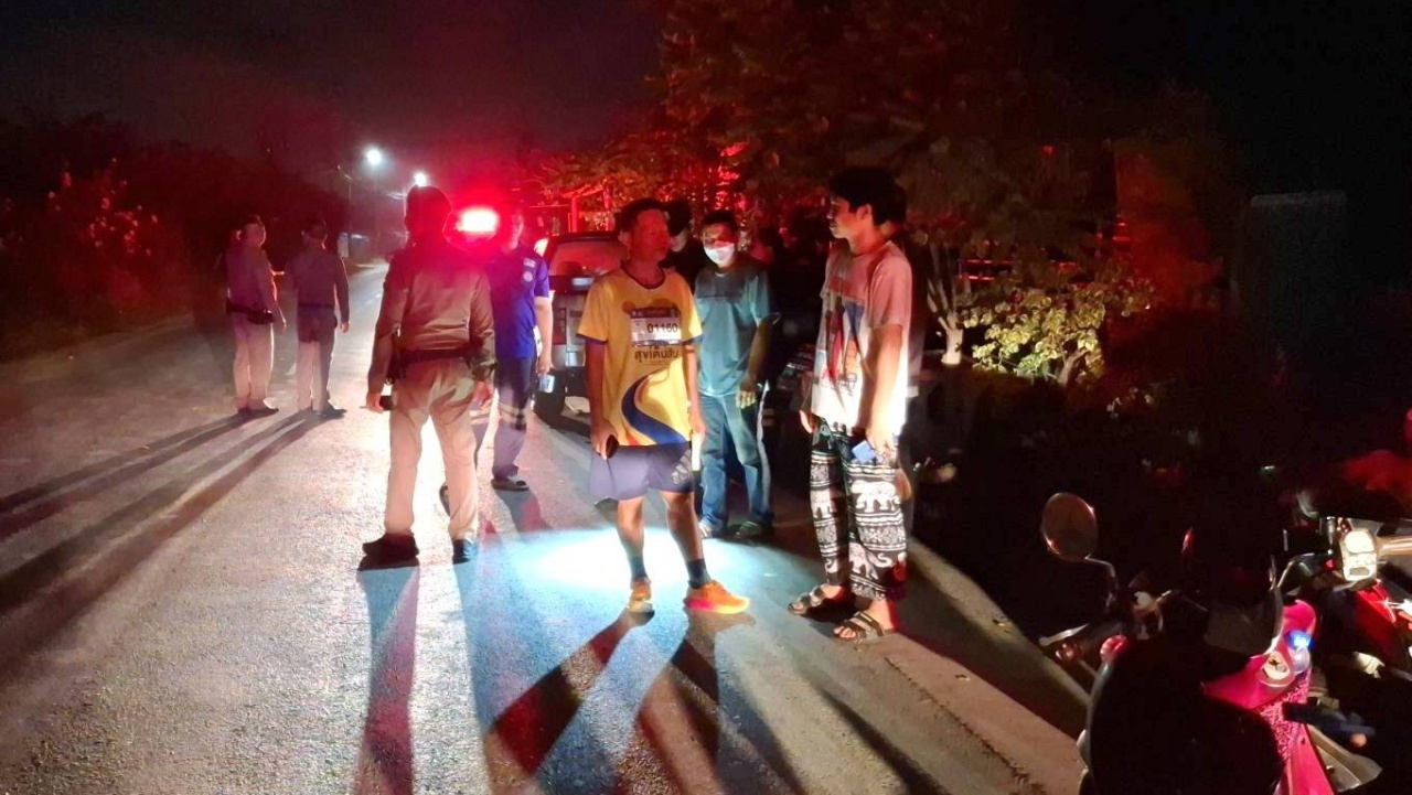 หนุ่มนัดเจอสาวที่รู้จักผ่านเฟซบุ๊ก ยังไม่ทันจอดรถ เพื่อนถูกยิงเจ็บ ตัวเองหนีทัน