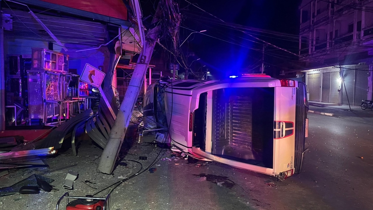 กระบะพุ่งชนเสาไฟฟ้า พลิกคว่ำตาย 2 เจ็บ 2 ชาวบ้านเล่านาทีเกิดเหตุ