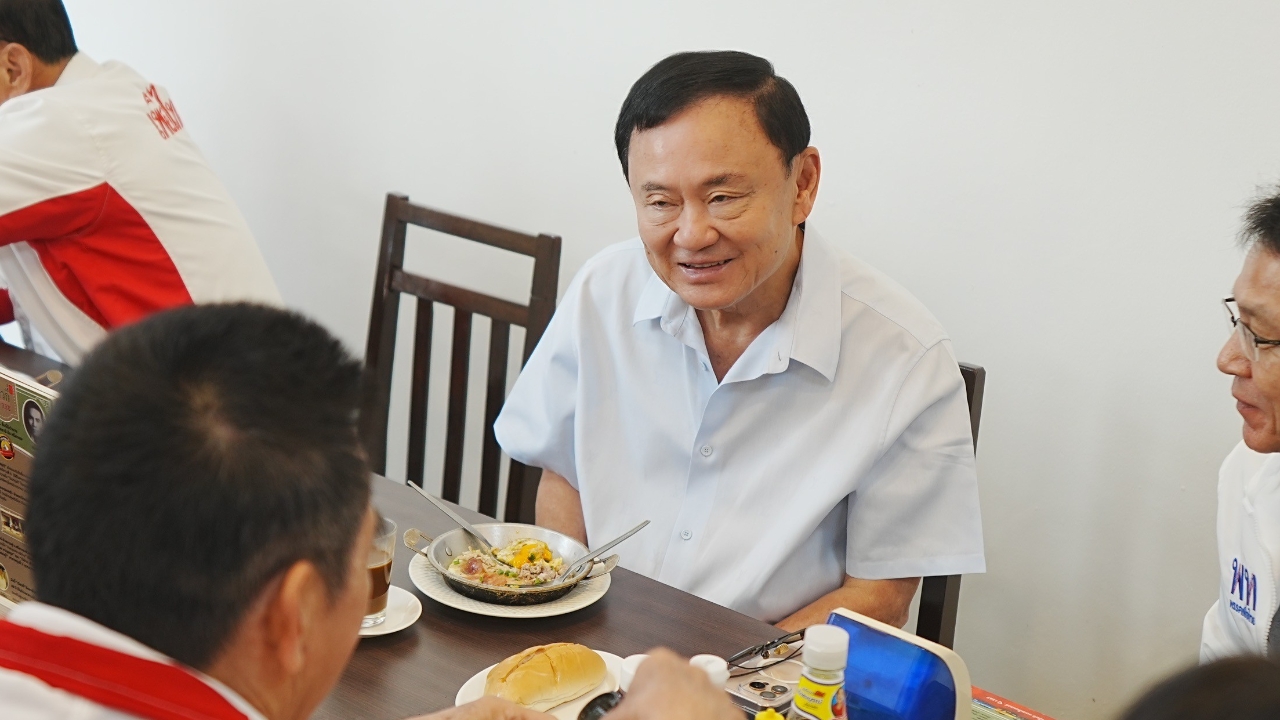 “ทักษิณ” แวะทานไข่กระทะเมนูโปรด ก่อนหาเสียง อบจ.ศรีสะเกษ วันสุดท้าย