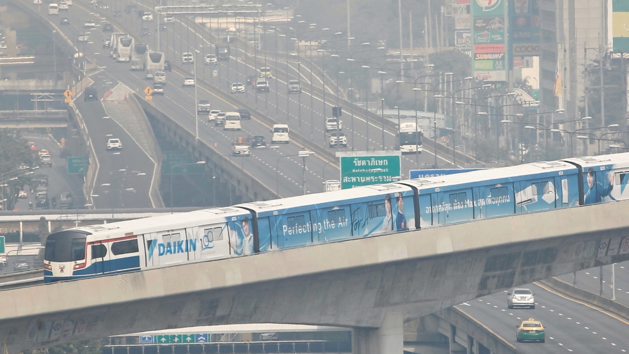 รถเมล์-รถไฟฟ้า ให้บริการฟรี 7 วัน "สุริยะ" ลุยจับควันดําสยบฝุ่นพิษ มท.1 เผาจว.ไหน-เด้งผวจ.