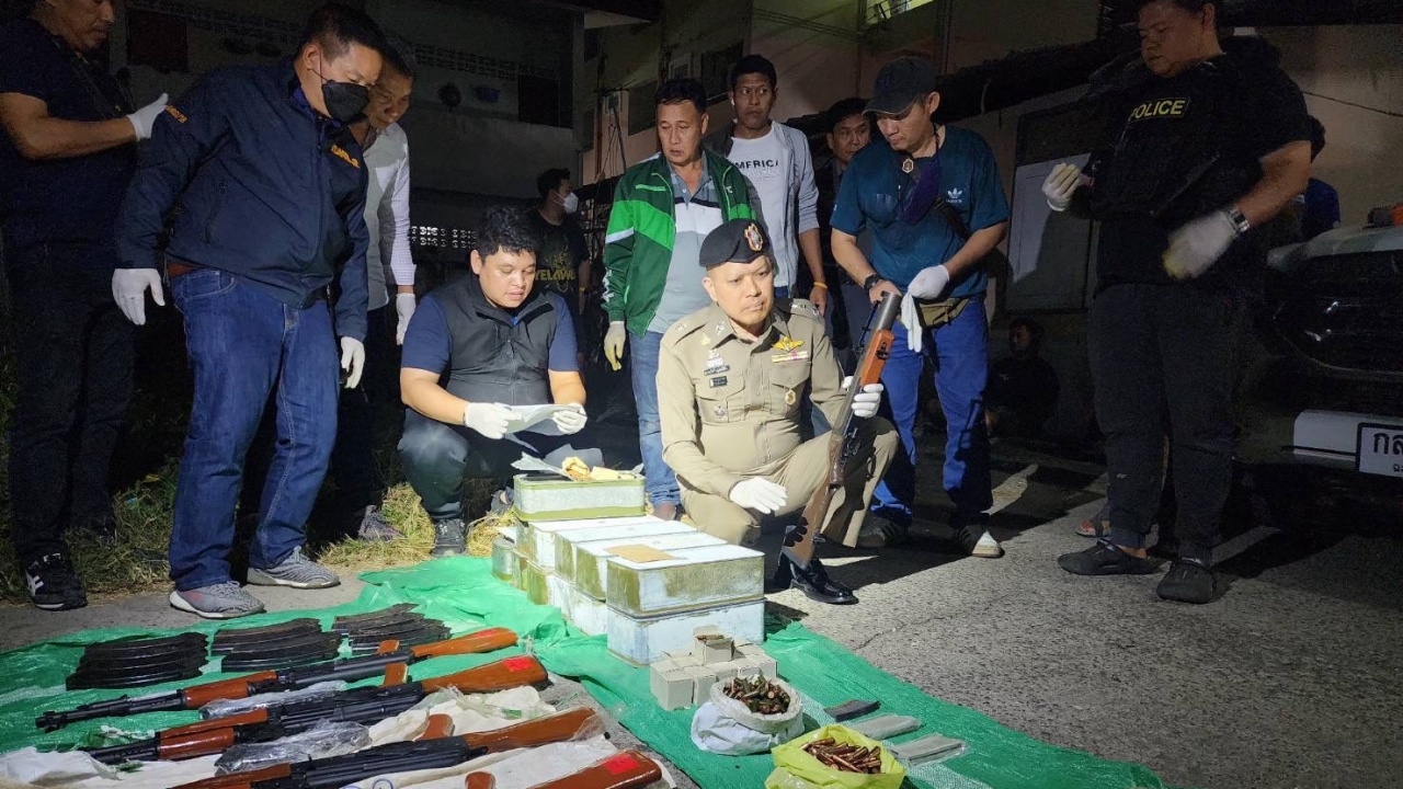 จับแก๊งค้าอาวุธเถื่อน ย่านกระทุ่มแบน พบอาวุธปืนสงคราม-เครื่องกระสุนเพียบ