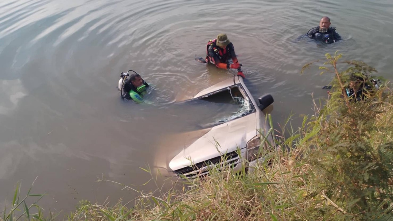 กู้กระบะจมน้ำ มีศพติดภายใน พบเป็น "สท." หายจากบ้านเกือบอาทิตย์