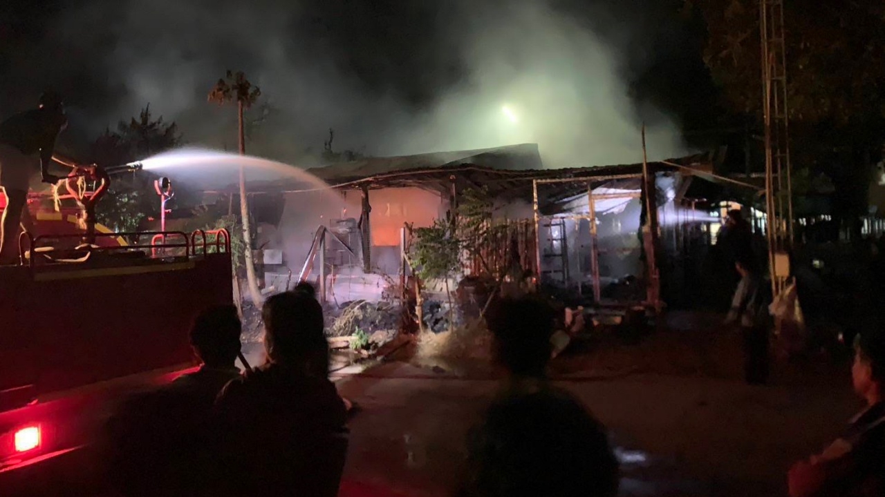 สลด ไฟไหม้บ้านกลางดึก พ่อแม่ลูกหนีไม่ทัน กอดกันกลม 3 ศพ