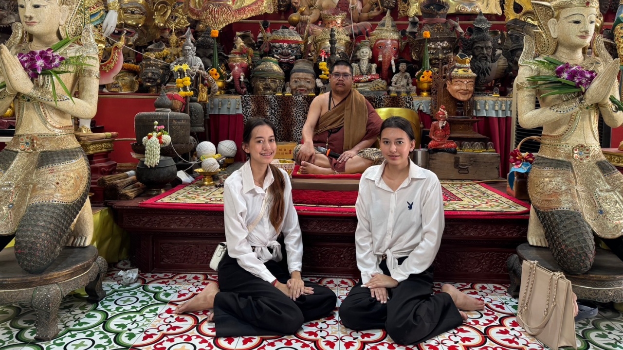 นักร้องหมอลำดัง ขอโชคกุมารทองเจ้าสัวเฮง แบ่งเลขเด็ด 1/2/68 แฟนคลับ