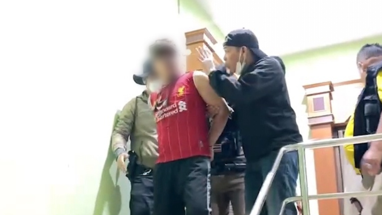 "ด.ต." ป่วยจิตเวช บุกทำร้าย ผอ.คลัง เมียตัวเองถึงห้องทำงาน เจ้าหน้าที่เผ่นหนีวุ่น