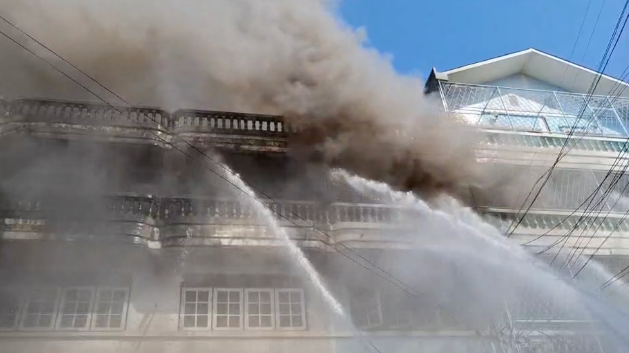 ไฟไหม้อาคารพาณิชย์ 3 ชั้น ยังคุมเพลิงไม่ได้ บาดเจ็บ 2 ค้นหาผู้ติดค้าง 1 ราย