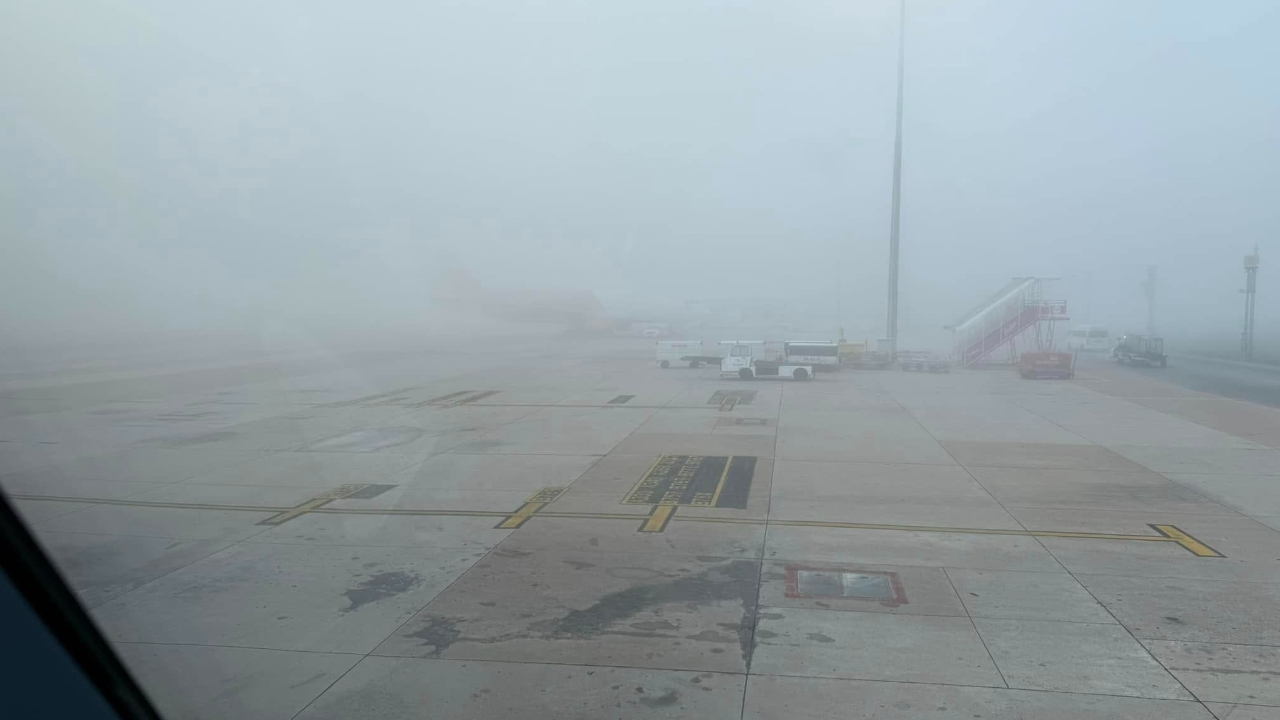 นักบินเผยภาพฝุ่น PM 2.5 หนาทึบทั้ง "สุวรรณภูมิ-ดอนเมือง" เครื่องบินบางลำลงจอดไม่ได้