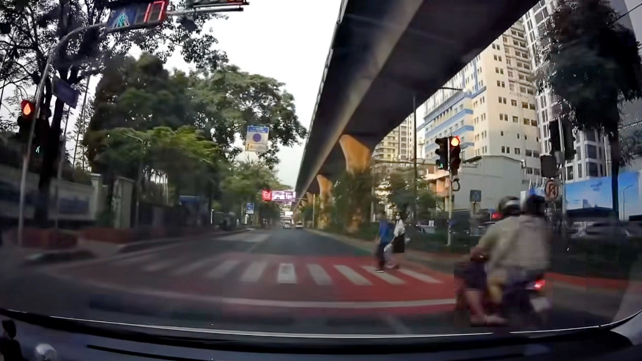 อีกแล้ว มอเตอร์ไซค์ฝ่าไฟแดง พุ่งชนคนข้ามทางม้าลาย จุดเดียวกับหมอกระต่าย