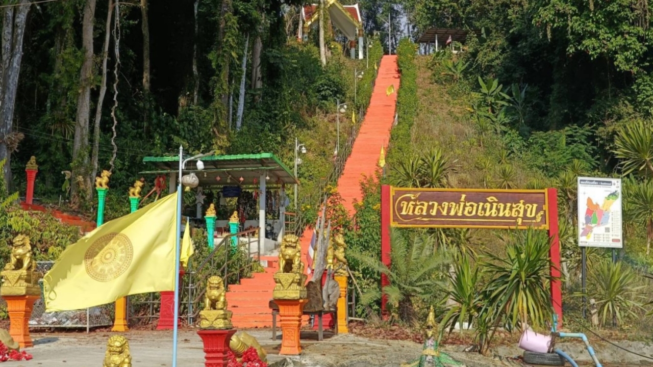 หนุ่มดวงเฮง ควงเมียแก้บน “ท้าวเวสสุวรรณ” วัดละโอก หลังถูกข้างเคียงรางวัลที่ 1