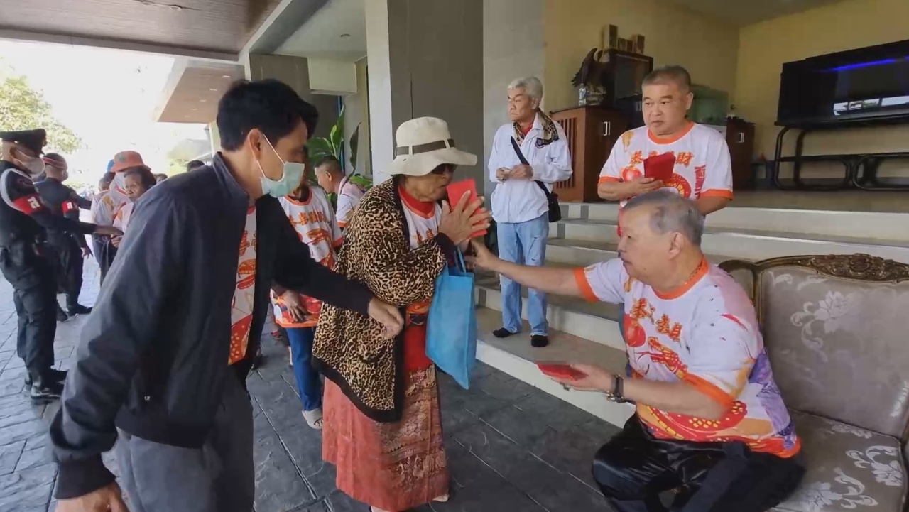 "เสี่ยปรีชา" แจกอั่งเปา 2 ล้าน ชาวบ้านหลายพันคน เข้าคิวรับเงินขวัญถุง