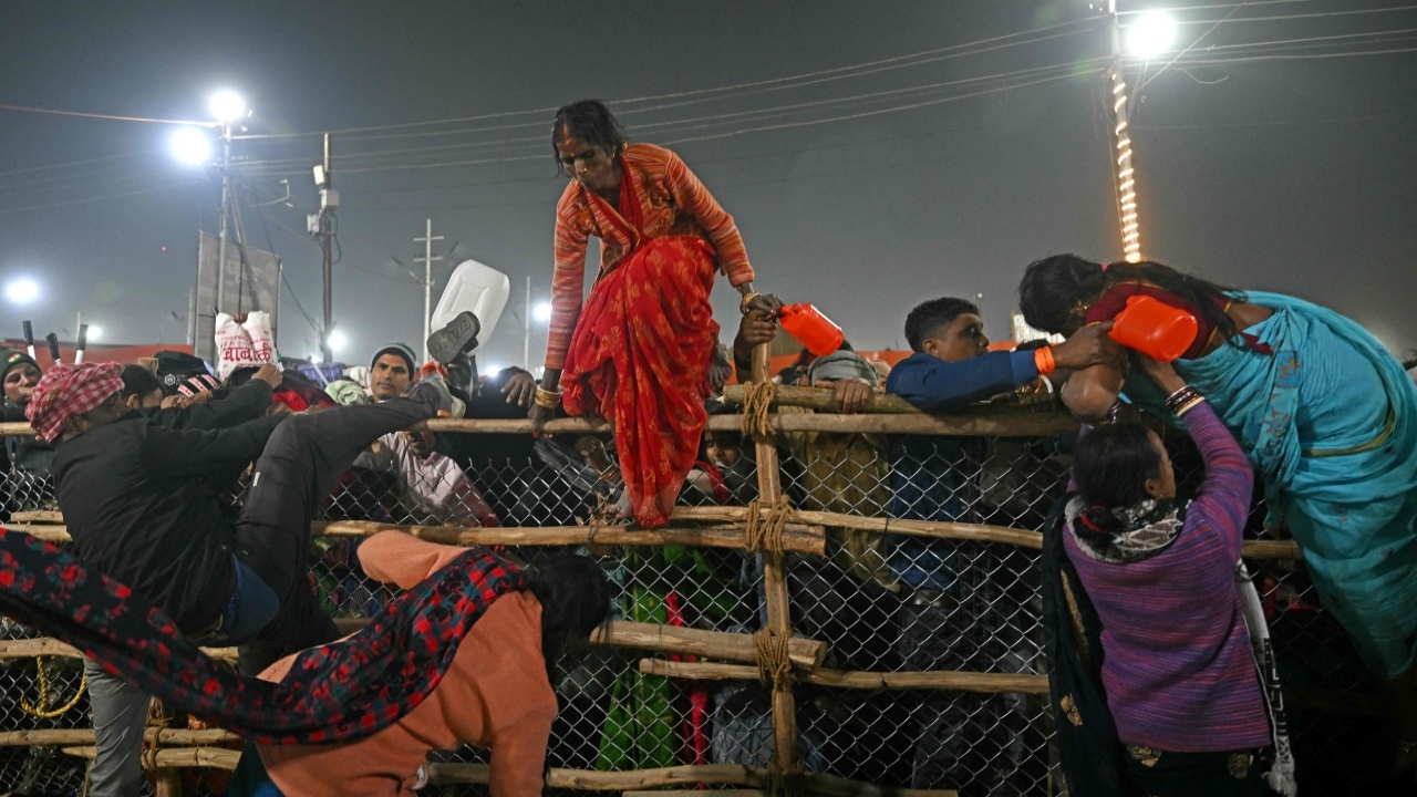 ชุลมุนเหยียบกันในงานกุมภเมลาของอินเดีย ดับ 15 ศพ เจ็บเพียบ (คลิป)