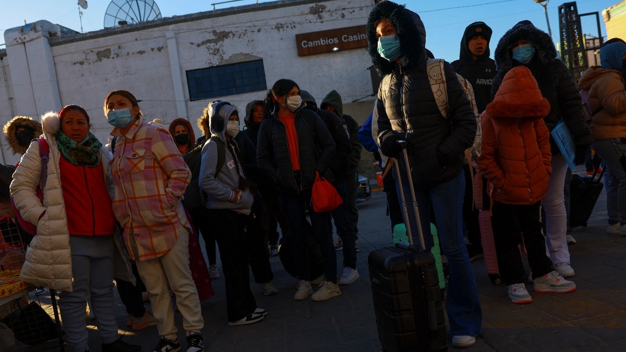 ทรัมป์ลงนามคำสั่งใหม่ เร่งเนรเทศผู้อพยพที่ชายแดน หยุดผู้ลี้ภัยเข้าสหรัฐฯ