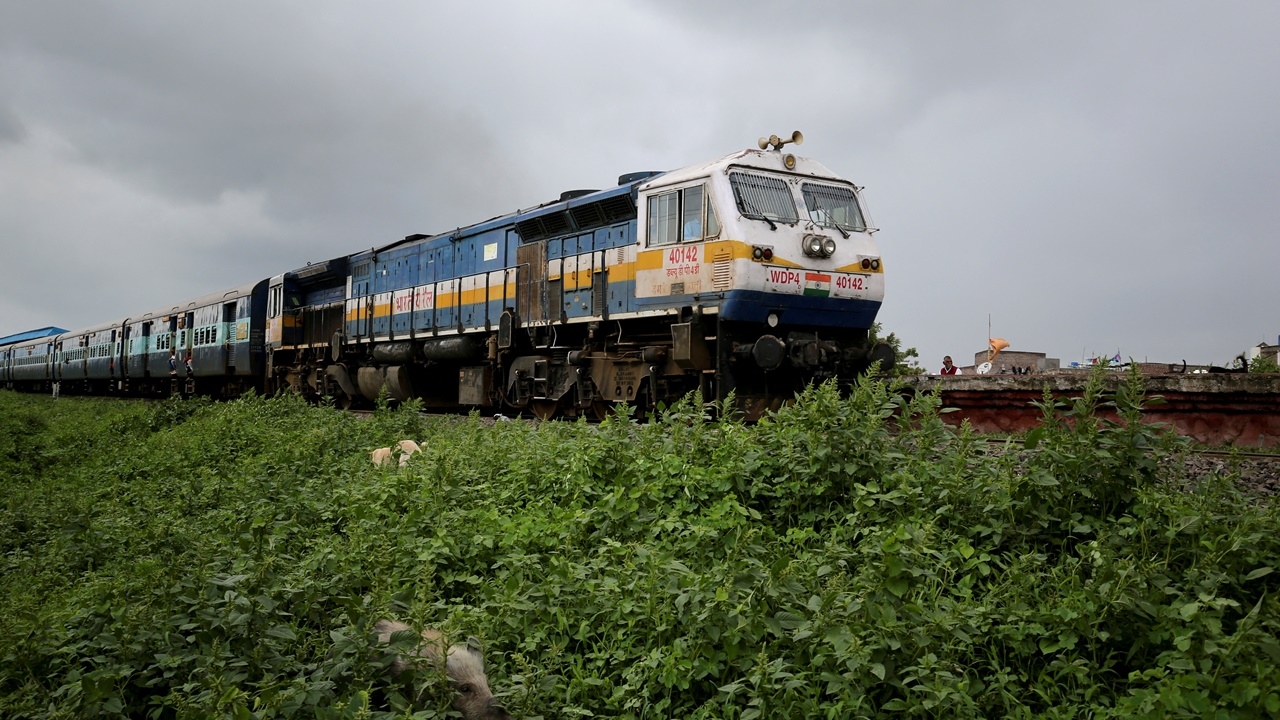 ผู้โดยสารอินเดียนึกว่าไฟไหม้ แห่ลงจากรถไฟ ม้าเหล็กอีกขบวนชนดับ 11 ศพ