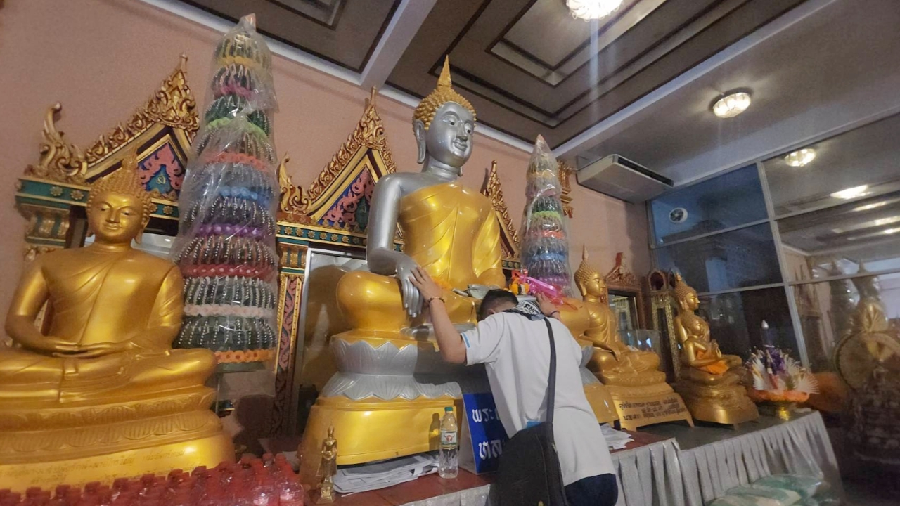 สาธุชนลงยันต์หลังมือ ขอโชค "พระเงินพระทอง" ยิ้มได้ "เลขเด็ด" ลุ้นรวยงวดนี้