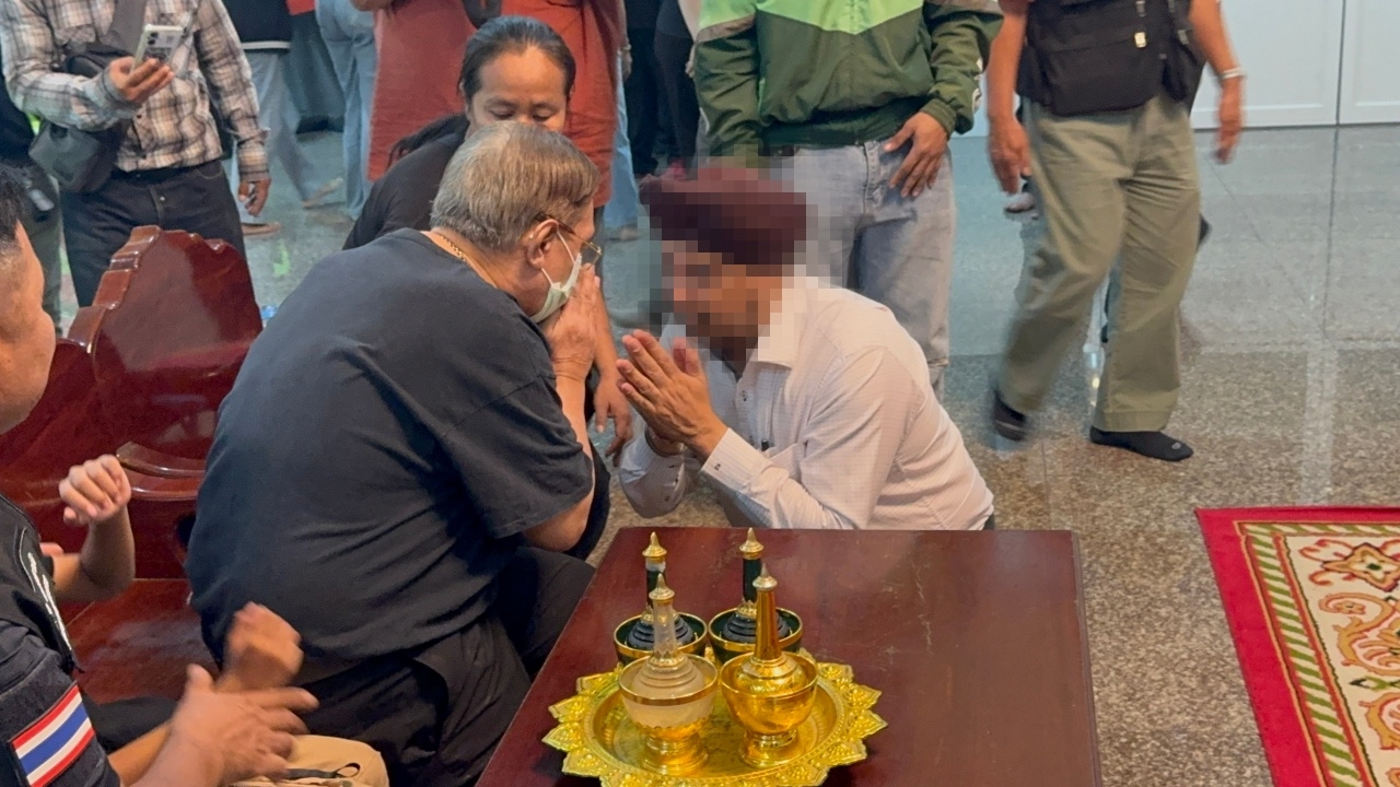 พ่อหนุ่มกราบขอขมา ครอบครัว "ไรเดอร์" เผยลูกยังช็อก อยากมาขอโทษผู้เสียชีวิต 