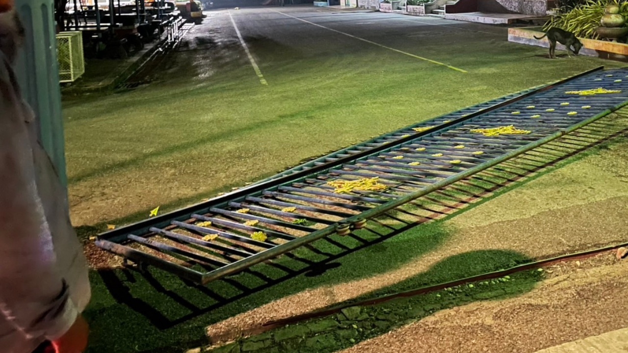 ประตูรั้วเหล็กโรงเรียนใน จ.พัทลุง ล้มทับ จนท. รักษาความปลอดภัย เจ็บสาหัส