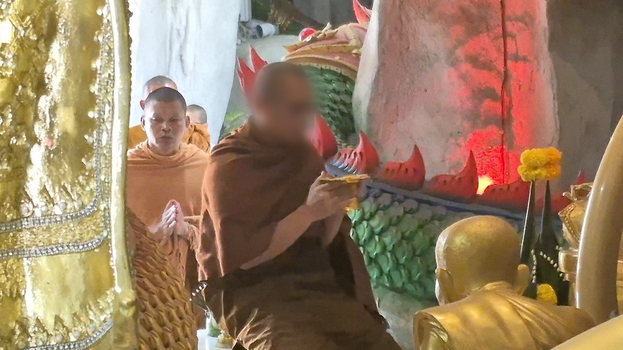 "พระพล" ลาวัดพร้อมปักธูปกลับหัว หลังมีคำสั่งให้ออกภายใน 7 วัน