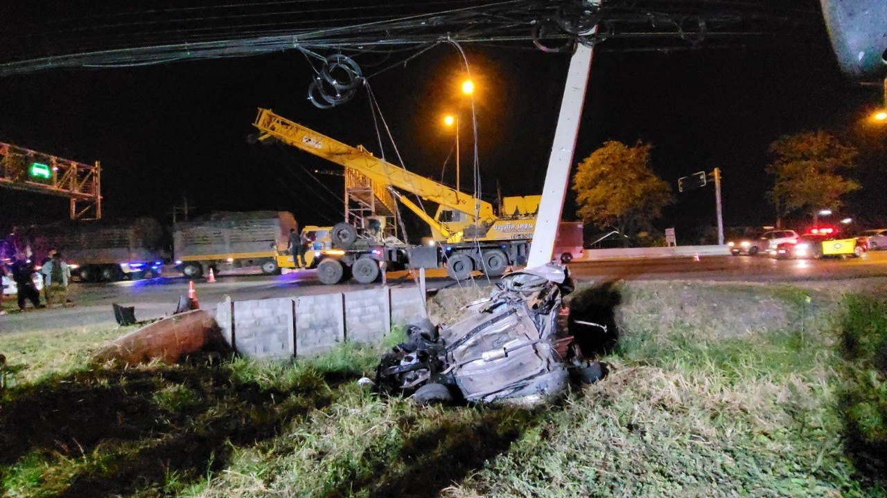 รถพังยับขาด 2 ท่อน เก๋งชนเสาไฟฟ้าริมถนนเพชรเกษม จ.เพชรบุรี คนขับดับสลด