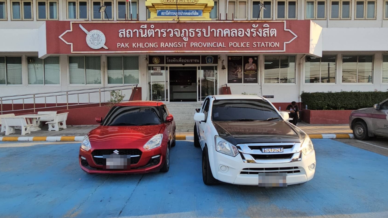 รวบแล้ว 2 หนุ่มดริฟต์รถในปั๊มน้ำมัน พบอาวุธปืน 9 มม. อ้างพ่อเพื่อนมาฝากไว้