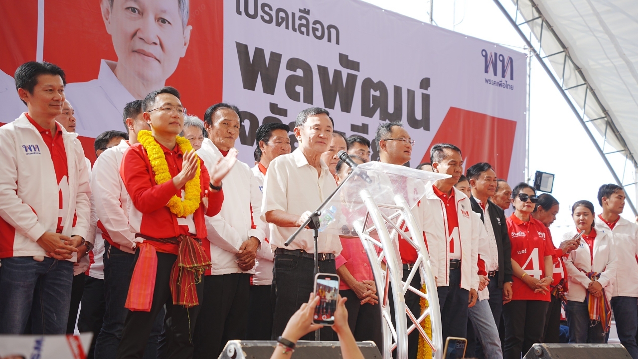 ระทึก หญิงเสื้อแดงขว้างขวดขึ้นเวที “ทักษิณ” บอกไม่เป็นไร คนไทยต้องให้อภัยกัน