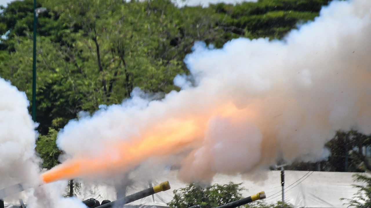 ปืนใหญ่ยิงสลุตระเบิดที่ พล.ร.9 ทหารสาหัส 2 นาย “ภูมิธรรม” รอรายงานผลสอบสวน