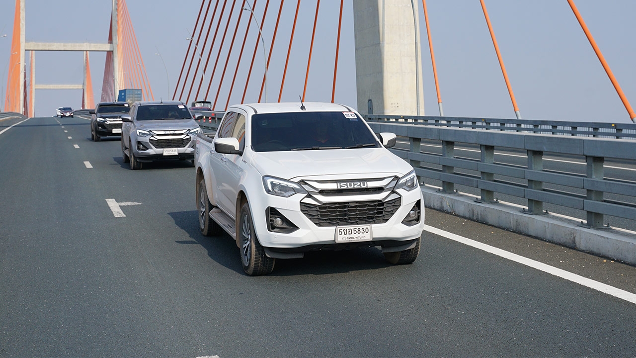 ขับกระบะ ISUZU D-MAX 2.2 DDi MAXFORCE พวงมาลัยขวาบนถนนฮานอยของเวียดนาม