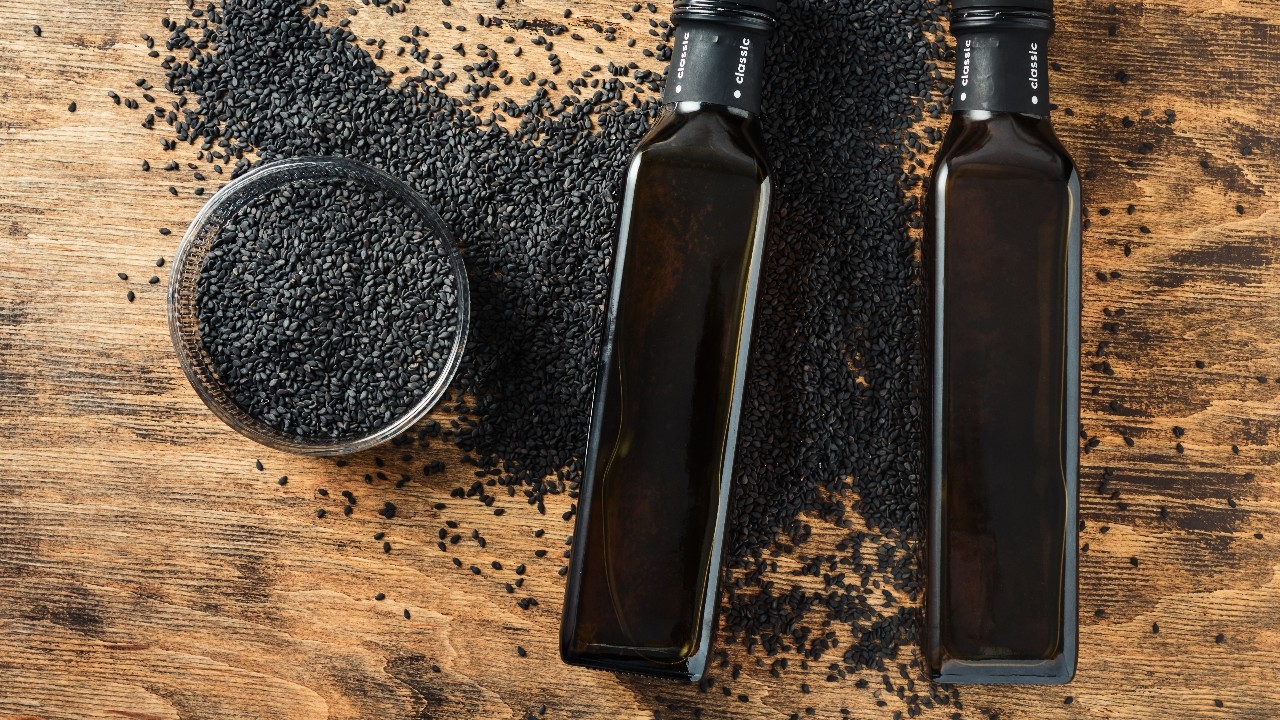 รู้จัก "น้ำมันงาดําสกัดเย็น" มีสรรพคุณ และประโยชน์อย่างไรบ้าง