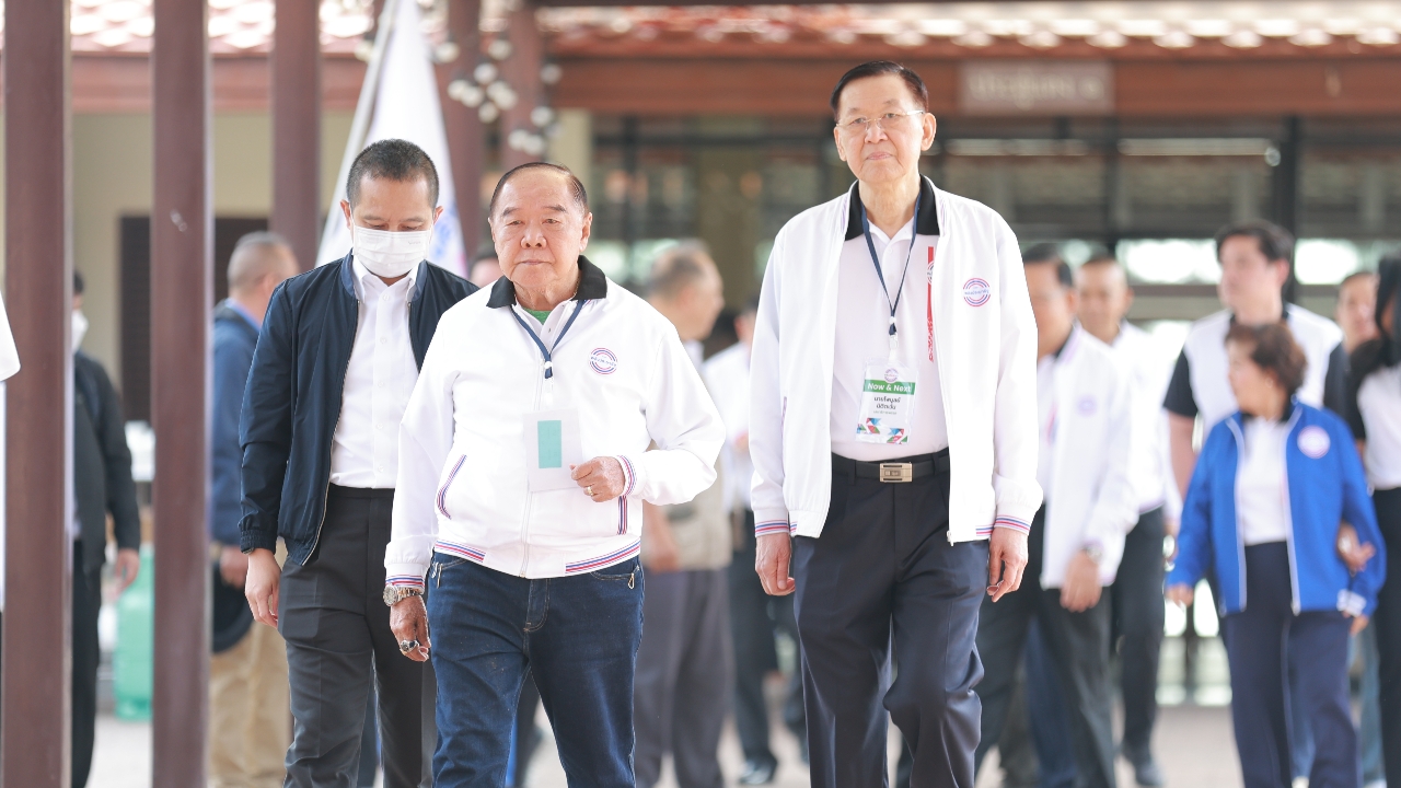 การเมืองวนลูปไม่สร้างสรรค์ “บิ๊กป้อม” ปลุกใจ พปชร. ทำงานเพื่อบ้านเมือง-ประชาชน