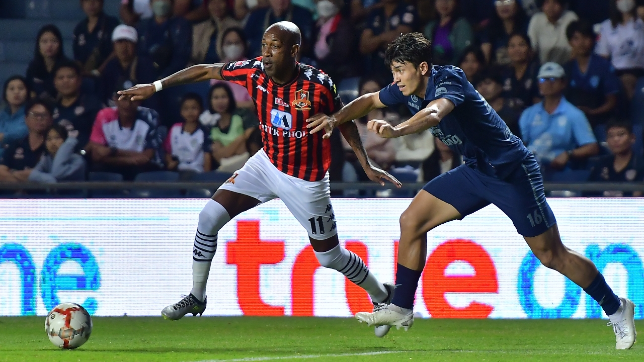 2 นัด 17 ประตู "บุรีรัมย์" ดุไม่เลิก ขยี้ "ขอนแก่น" ยับเยิน นำโด่งจ่าฝูงไทยลีก 1