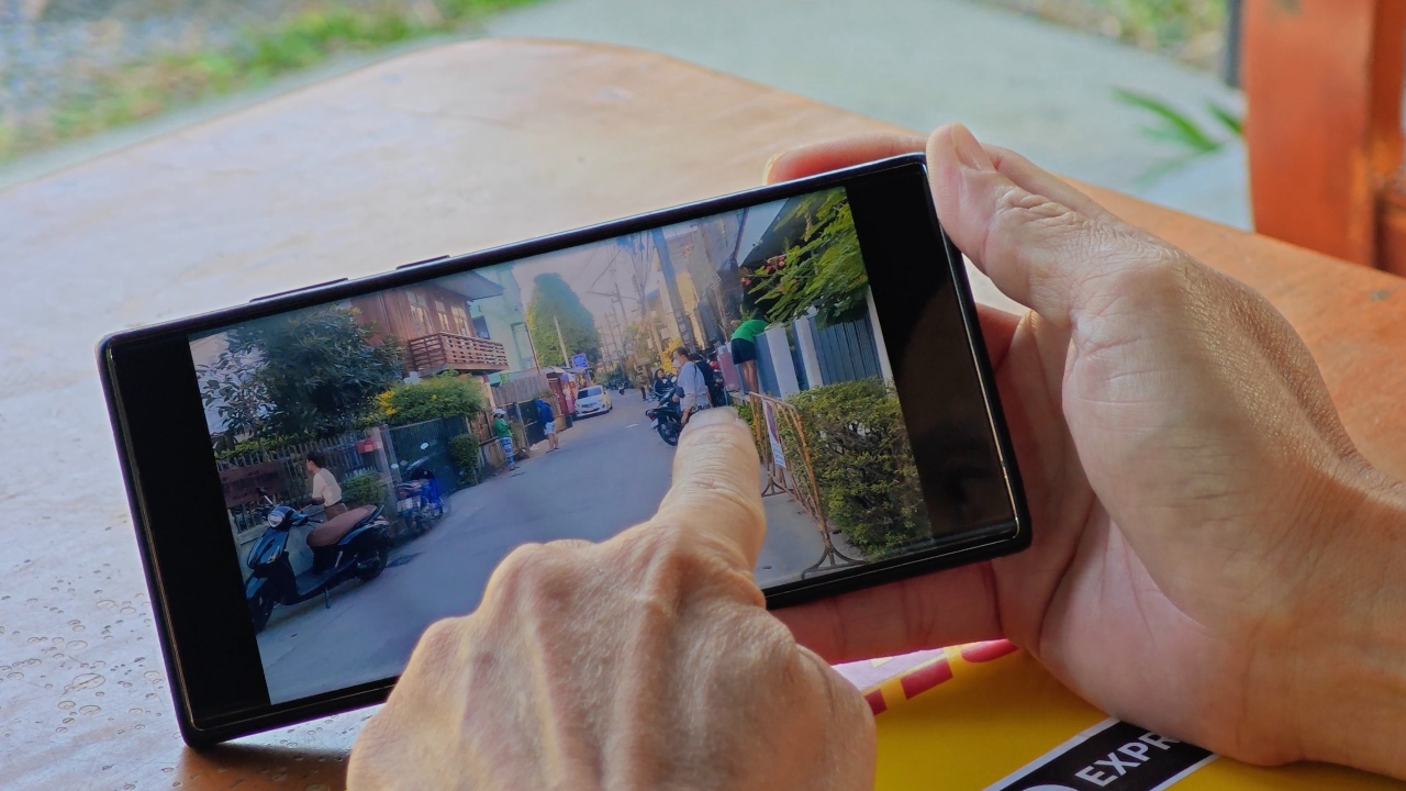 เดือดร้อนหนัก วัยรุ่นแห่ล่าเหรียญ "Jagat" บุกปีนรั้วไม่เกรงใจเจ้าของบ้าน